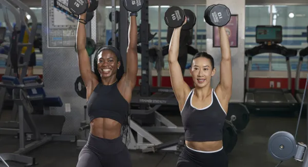 2 women lifting weights