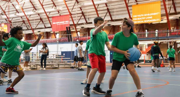 3 kids play basketball