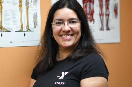 A massage therapist wearing a Y shirt.
