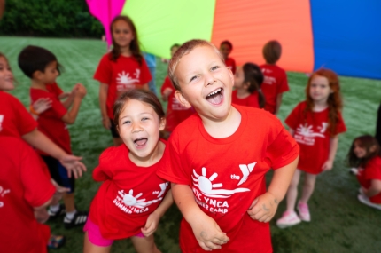 2 kids under a parachute