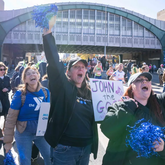 Crowd cheers for marathoners.